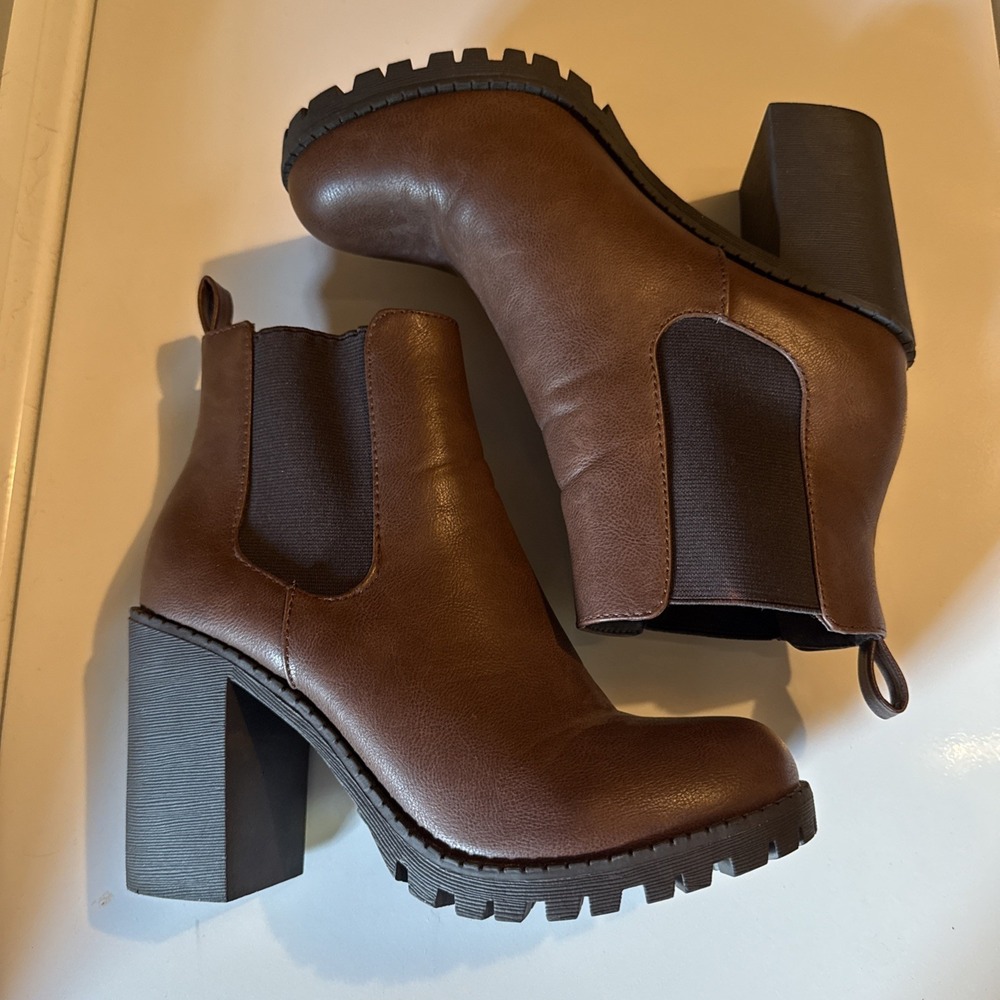 Soda Women Brown Ankle Boots Block Heel Lug Sole Booties Size 8 - Picture 2 of 7